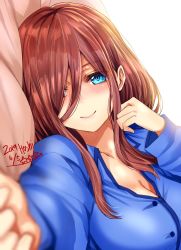 Rule 34 | 1girl, bed, blue eyes, blush, breasts, brown hair, cleavage, closed mouth, commentary request, go-toubun no hanayome, hair between eyes, highres, hoshi san 3, large breasts, looking at viewer, lying, medium hair, nakano miku, on side, outstretched hand, pajamas, pillow, sleepwear, smile