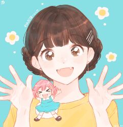 &gt;_&lt; 2girls 43_pon :d bad_id bad_twitter_id blue_background brown_eyes brown_hair closed_eyes earrings flower hair_ornament hairclip hands_up highres jewelry kino_hina looking_at_viewer mini_person minigirl multiple_girls ootori_emu open_hands open_mouth pink_hair project_sekai real_life shirt short_hair simple_background smile translation_request upper_body voice_actor white_flower xd yellow_shirt