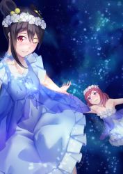 Rule 34 | 10s, 2015, 2girls, bare shoulders, black hair, blush, canzhajiang, choker, dated, double bun, dress, flower, hair bobbles, hair ornament, head wreath, highres, looking at viewer, love live!, love live! school idol project, multiple girls, nishikino maki, one eye closed, outstretched arm, purple eyes, reaching, red eyes, red hair, sky, smile, star (sky), starry sky, wavy mouth, yazawa nico, yume no tobira
