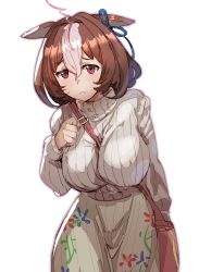 Rule 34 | 1girl, ahoge, animal ears, bag, between breasts, blue ribbon, bow (bhp), breasts, brown hair, clenched hand, closed mouth, floral print, hair between eyes, hair ribbon, hand on own chest, horse ears, horse girl, large breasts, long sleeves, looking at viewer, meisho doto (umamusume), multicolored hair, red eyes, ribbed sweater, ribbon, short hair, shoulder bag, simple background, skirt, solo, standing, strap between breasts, streaked hair, sweater, turtleneck, turtleneck sweater, umamusume, white background, white hair, white sweater
