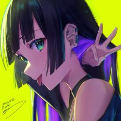 Rule 34 | 1girl, bare shoulders, black hair, bocchi the rock!, choker, close-up, dated, earrings, green background, highres, jewelry, looking at viewer, multicolored hair, pa-san, piercing, purple hair, seisyuntarotto, simple background, smile, upper body
