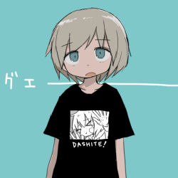 Rule 34 | &gt; &lt;, 1other, :t, against glass, androgynous, aqua background, aqua eyes, arms at sides, bad id, bad twitter id, black shirt, blonde hair, clothes writing, looking at viewer, open mouth, original, romaji text, shirt, short hair, short sleeves, simple background, solo, straight-on, t-shirt, translation request, umi ha kirai, upper body