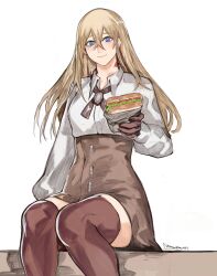Rule 34 | 1girl, arm at side, artist name, blonde hair, brown gloves, brown skirt, brown thighhighs, closed mouth, collared shirt, feet out of frame, food, gloves, green eyes, grey background, grey shirt, hair between eyes, highres, holding, holding food, long hair, long sleeves, margaret (yourfreakyneighbourh), original, sandwich, shirt, signature, simple background, sitting, skirt, smile, solo, thighhighs, yourfreakyneighbourh