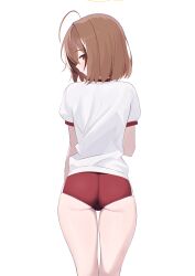 Rule 34 | 1girl, ahoge, alternate costume, ass, blush, bob cut, brown eyes, brown hair, buruma, commentary, cowboy shot, from behind, gym uniform, highres, hololive, hololive english, looking at viewer, looking back, multicolored hair, nanashi mumei, official alternate hair length, official alternate hairstyle, ogossi, red buruma, shirt, short hair, simple background, solo, streaked hair, trefoil, virtual youtuber, white background, white shirt