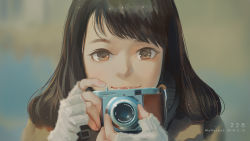 Rule 34 | 1girl, artist name, blurry, blurry background, brown eyes, brown hair, camera, commentary request, dated, fingerless gloves, gloves, highres, holding, holding camera, light particles, looking at viewer, medium hair, original, portrait, selfie, smile, solo, swept bangs, white gloves, wudi sao nian