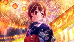 Rule 34 | 1girl, aerial fireworks, bandou mikuru, blonde hair, blue kimono, brown hair, closed mouth, dot nose, film grain, fireworks, floral print, floral print kimono, food stand, from behind, game cg, hand on own cheek, hand on own face, izumi tsubasu, japanese clothes, kimono, lantern, lens flare, looking at viewer, looking back, multicolored hair, night, night sky, non-web source, obi, official art, outdoors, paper lantern, print kimono, re:stage!, red eyes, sash, short hair, sign, sky, smile, solo, sparkle, streaked hair, two-tone hair, yukata