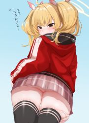 Rule 34 | 1girl, ahoge, anger vein, ass, black thighhighs, blonde hair, blue archive, blue background, blush, brown eyes, from behind, grey skirt, halo, highres, hood, hood down, hooded jacket, jacket, long hair, looking at viewer, looking back, miniskirt, no panties, pleated skirt, red jacket, skindentation, skirt, solo, thigh gap, thighhighs, twintails, utsusumi kio, yoshimi (blue archive)