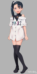 Rule 34 | 1girl, :d, bare shoulders, black hair, black thighhighs, bright pupils, clothes writing, contrapposto, full body, grey background, highres, jewelry, long hair, looking at viewer, necklace, off-shoulder shirt, off shoulder, open mouth, original, pigeon-toed, print shirt, purple eyes, shirt, short sleeves, side ponytail, simple background, smile, solo, sweater, thighhighs, turtleneck, turtleneck sweater, virtual youtuber, white pupils, white shirt, yukiyoshi mamizu