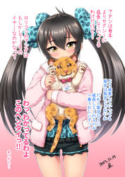 Rule 34 | 1girl, animal print, black hair, black shorts, blue bow, blue shirt, blush, bow, commentary request, covered mouth, cowboy shot, dated, fingernails, gradient background, hair between eyes, hair bow, hand up, head tilt, highres, hood, hood down, hoodie, idolmaster, idolmaster cinderella girls, leopard print, long hair, long sleeves, looking at viewer, matoba risa, hugging object, pink background, pink hoodie, pocket, print bow, print shirt, revision, shirt, short shorts, shorts, signature, simple background, sleeves past wrists, solo, stuffed animal, stuffed tiger, stuffed toy, translation request, tsurime, twintails, very long hair, waving, white background, yellow eyes, yoohi
