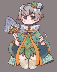 Rule 34 | 1girl, aisha (sennen sensou aigis), brown hair, clenched hand, cropped legs, dress, es (eisis), feather fan, fur trim, green dress, green eyes, green robe, grey background, grey hair, hand fan, highres, holding, holding fan, multicolored hair, open clothes, open robe, robe, sennen sensou aigis, simple background, smile, solo, thighhighs, white thighhighs, wide sleeves