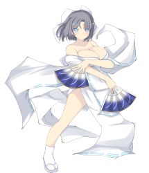 Rule 34 | 10s, 1girl, bare shoulders, blue eyes, bow, breasts, cleavage, collarbone, hand fan, full body, hair bow, highres, huge breasts, japanese clothes, large breasts, looking at viewer, official style, ribbon, senran kagura, senran kagura shinovi versus, short hair, silver hair, simple background, solo, tenpesuto, white background, yumi (senran kagura)