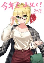 Rule 34 | 1girl, 2019, adjusting eyewear, ahoge, alternate costume, bad id, bad twitter id, bag, blonde hair, blush, bow, bracelet, breasts, cleavage, closed mouth, collarbone, fate/extra, fate/grand order, fate (series), glasses, green eyes, hair bow, handbag, highres, jacket, jewelry, large breasts, long sleeves, looking at viewer, nero claudius (fate), nero claudius (fate) (all), nero claudius (fate/extra), red bow, short hair, simple background, smile, solo, sweater, teraguchi, translation request, white background