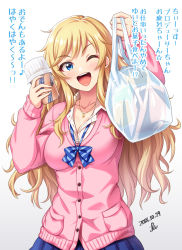 Rule 34 | 1girl, ;d, arms up, bag, blonde hair, blue bow, blue bowtie, blue skirt, blush, bow, bowtie, breasts, buttons, cardigan, cleavage, collar, collared shirt, commentary request, cup, dated, disposable cup, gradient background, head tilt, highres, holding, holding bag, holding cup, idolmaster, idolmaster cinderella girls, lipstick, long hair, long sleeves, looking at viewer, loose bowtie, makeup, medium breasts, ohtsuki yui, one eye closed, open mouth, pink cardigan, pink lips, pleated skirt, round teeth, shirt, shopping bag, signature, skirt, smile, solo, teeth, translation request, upper teeth only, white background, white shirt, yoohi