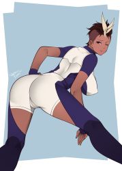 Rule 34 | 1girl, absurdres, artist name, ass, bent over, blonde hair, blue background, breasts, brown hair, cameltoe, dark skin, dark-skinned female, female focus, fingerless gloves, gloves, hand on own hip, harriet bree, highres, large breasts, legs, looking at viewer, looking back, multicolored hair, nachocobana, one eye closed, rwby, shirt, shorts, sideboob, solo, white shirt, white shorts, wink