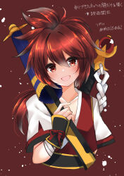 Rule 34 | 1boy, bandaged arm, bandages, collarbone, commentary request, hair between eyes, head tilt, highres, hisame shizumaru, holding, long hair, male focus, open mouth, ougi hina, red background, red eyes, red hair, samurai spirits, shirt, short sleeves, smile, solo, translation request, upper body, white shirt