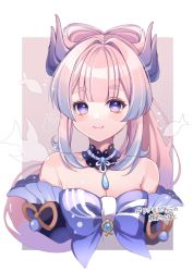 Rule 34 | 1girl, bare shoulders, blue bow, blue hair, blush, bow, breasts, brown background, cleavage, closed mouth, cropped torso, genshin impact, gradient hair, highres, long hair, looking at viewer, medium breasts, multicolored hair, pink hair, pk (mukasihasakana), purple eyes, sangonomiya kokomi, short eyebrows, sidelocks, smile, solo, thick eyebrows, translation request, two-tone background, upper body, white background