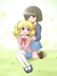 Rule 34 | 2girls, alice cartelet, blonde hair, blue eyes, blush, blush stickers, closed mouth, grass, green hair, hair ornament, hands on another&#039;s shoulders, kin-iro mosaic, kneeling, long sleeves, looking at another, multiple girls, naorimirai777, oomiya shinobu, open mouth, school uniform, shoes, sitting, skirt, smile, sweater, thighhighs, white thighhighs