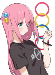 Rule 34 | 1girl, absurdres, black shirt, blue eyes, blush, bocchi the rock!, bracelet, closed mouth, cube hair ornament, gotoh hitori, green322, hair between eyes, hair ornament, highres, jewelry, long hair, one side up, pink hair, shirt, short sleeves, simple background, smile, solo, t-shirt, upper body, white background
