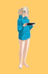 Rule 34 | 1girl, bare legs, barefoot, blonde hair, bottomless, full body, green eyes, highres, looking at viewer, medium hair, nintendo, nintendo switch, open mouth, playing games, pointy ears, pomelomelon, princess zelda, solo, sweater, the legend of zelda, the legend of zelda: tears of the kingdom, yellow background
