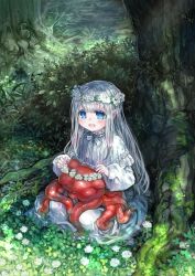 1girl absurdres blue_eyes creature creature_on_lap dress head_wreath highres huge_filesize komota_(kanyou_shoujo) long_hair original silver_hair white_dress