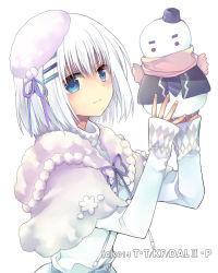Rule 34 | 1girl, blue eyes, blunt bangs, capelet, date a live, hair ornament, hair ribbon, hairclip, hat, hibiki mio, holding, looking at viewer, neck ribbon, purple ribbon, ribbon, short hair, silver hair, simple background, smile, snowman, solo, tobiichi origami, upper body, white background, white capelet, white hat