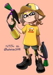 Rule 34 | 1boy, black footwear, brown hair, closed mouth, commentary request, dual wielding, full body, grey eyes, gun, hat, highres, holding, holding gun, holding weapon, inkling, inkling boy, inkling player character, leggings under shorts, male focus, medium hair, mismatched eyebrows, nintendo, pink background, pointy ears, print shirt, shirt, shoes, simple background, smile, solo, splat dualies (splatoon), splatoon (series), splatoon 3, standing, tentacle hair, thick eyebrows, weapon, xdies ds, yellow shirt