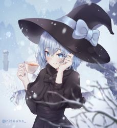 Rule 34 | 1girl, black dress, blue eyes, blue nails, blurry, capelet, cup, depth of field, dress, drop earrings, earrings, fingernails, fur trim, hand on own cheek, hand on own face, hat, highres, hill, holding, holding cup, indie virtual youtuber, jewelry, looking at viewer, medium hair, nail polish, outdoors, risuuna, silver hair, skye (vtuber), smile, snow, snowing, solo, steam, tea, teacup, tree, branch, twitter username, vector trace, virtual youtuber, winter, witch, witch hat