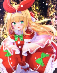 Rule 34 | 1girl, :3, :d, baram, blonde hair, blurry, blurry background, blush, bow, breath, capelet, commentary request, dress, frilled dress, frills, fur-trimmed capelet, fur-trimmed gloves, fur trim, gloves, green bow, green eyes, highres, long hair, looking at viewer, mononobe alice, nijisanji, open mouth, red capelet, red dress, red gloves, sack, santa dress, smile, snowing, solo, virtual youtuber
