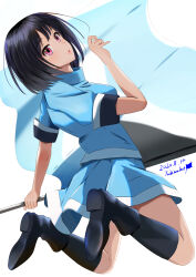 1girl 2020 absurdres artist_name bad_id bad_pixiv_id black_hair boots dated female_focus flag hibike!_euphonium highres looking_at_viewer looking_back rikka_koukou_marching_band_e_youkoso saijou_mion short_hair signature simple_background skirt solo solo_focus unifom white_background yashimahot