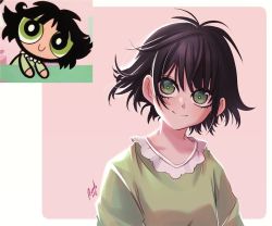 Rule 34 | 1girl, antenna hair, backlighting, black hair, buttercup (ppg), buttercup redraw challenge (meme), collar, commentary request, derivative work, frilled collar, frills, green pajamas, inset, looking at viewer, meme, messy hair, pajamas, pink background, powerpuff girls, rawder, reference inset, screenshot inset, screenshot redraw, short hair, signature, simple background, smile, solo, spanish commentary, upper body
