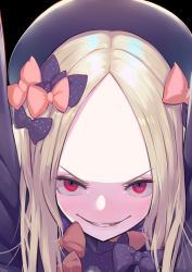 1girl abigail_williams_(fate) black_background black_bow black_hat blonde_hair blush bow evil_grin evil_smile eyebrows eyelashes fate/grand_order fate_(series) forehead grin hair_bow hat long_sleeves looking_at_viewer multiple_hair_bows open_mouth orange_bow polka_dot polka_dot_bow red_eyes smile solo tears ursica