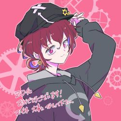 Rule 34 | 1girl, 90 sik, black hat, black hoodie, cabbie hat, closed mouth, commentary request, drill, earrings, gear hat ornament, gears, hair between eyes, hat, hood, hoodie, indie virtual youtuber, jewelry, kaiten-tsuzuri, looking at viewer, pink background, red eyes, red hair, short hair, smile, solo, translation request, upper body, virtual youtuber