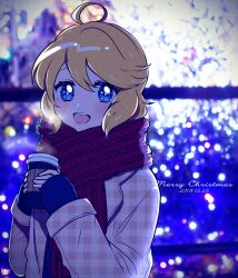Rule 34 | 1girl, ahoge, black gloves, blonde hair, blue eyes, blurry, blurry background, coat, commentary, cup, cursive, dated, ellie (kisaragi yuu), english commentary, english text, gloves, grey coat, half gloves, holding, holding cup, kisaragi yuu (fallen sky), lights, long sleeves, looking at viewer, merry christmas, night, original, outdoors, red scarf, scarf, short hair, smile, solo, standing, upper body, winter clothes