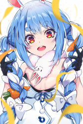 1girl absurdres animal_ear_fluff animal_ears bad_id bad_pixiv_id black_gloves blue_sky bow braid breasts carrot_hair_ornament coat coat_dress don-chan_(usada_pekora) dress food-themed_hair_ornament fur-trimmed_coat fur-trimmed_gloves fur_scarf fur_trim gloves hair_bow hair_ornament highres hikimayu hololive long_hair looking_at_viewer multicolored_hair open_mouth orange_eyes pension_z rabbit-shaped_pupils rabbit_ears scarf sky small_breasts solo strapless strapless_coat strapless_dress symbol-shaped_pupils teeth twin_braids two-tone_hair upper_teeth_only usada_pekora usada_pekora_(1st_costume) virtual_youtuber white_bow white_coat white_hair white_scarf