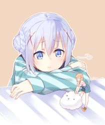 Rule 34 | 2girls, :&gt;, :q, alternate costume, alternate hairstyle, aqua shirt, bad id, bad twitter id, bare shoulders, blue eyes, blue hair, blush, closed mouth, double bun, gochuumon wa usagi desu ka?, hair between eyes, hair bun, hair ornament, hairclip, hetareeji, highres, hoto cocoa, kafuu chino, light blue hair, long sleeves, looking at another, mini person, minigirl, multiple girls, off shoulder, orange background, orange hair, outline, overall shorts, overalls, pink shirt, puff of air, purple eyes, shirt, short hair, short sleeves, sidelocks, size difference, skirt, smile, striped clothes, striped skirt, tippy (gochiusa), tongue, tongue out, twitter username, white outline, x hair ornament