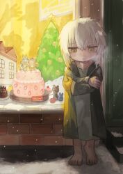 Rule 34 | 1other, absurdres, androgynous, barefoot, breath, buchi0122, cake, character doll, christmas tree, closed mouth, cold, food, highres, made in abyss, nanachi (made in abyss), short hair, snowing, solo, star (symbol), white hair, window, yellow eyes