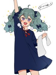 Rule 34 | 1girl, arm up, barbie (shadows house), blue dress, blush, dress, freckles, green hair, hair between eyes, hanasaki nm, holding, long hair, open mouth, purple eyes, red ribbon, ribbon, shadows house, short sleeves, sidelocks, smile, solo, towel, translated, twintails, waving