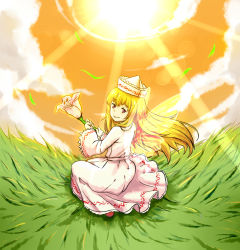 Rule 34 | 1girl, blonde hair, cloud, dress, fairy wings, flower, grass, grin, hat, highres, holding, holding flower, light particles, light rays, lily white, long hair, long sleeves, looking at viewer, looking back, orange sky, petals, purple eyes, sheng jun, sky, smile, solo, squatting, sun, sunburst, sunlight, touhou, white dress, wind, wings