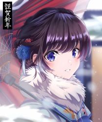 Rule 34 | 1girl, absurdres, bad id, bad pixiv id, blue eyes, blue kimono, blurry, blurry background, blush, breath, brown hair, commentary request, fur collar, hair between eyes, hair ornament, highres, japanese clothes, kimono, looking at viewer, oil-paper umbrella, original, outdoors, short hair, smile, snowing, solo, steam, teeth, tirudo29, translation request, umbrella, upper body, winter