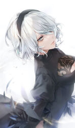 Rule 34 | 1girl, 2b (nier:automata), black dress, black hairband, commentary request, dress, expressionless, grey eyes, hairband, highres, ln, looking at viewer, nier:automata, nier (series), no blindfold, short hair, simple background, solo, white background, white hair