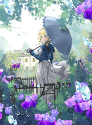 Rule 34 | 10s, 1girl, blue eyes, brown gloves, day, dress, fence, flower, gate, gloves, grey umbrella, house, looking at viewer, looking back, outdoors, over shoulder, scenery, solo, standing, umbrella, violet evergarden, violet evergarden (series), water drop, white dress, wuming yaoguai