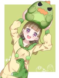 Rule 34 | 1girl, :d, blunt bangs, border, braid, brown hair, center-flap bangs, collarbone, commentary, dutch angle, green background, highres, holding, holding stuffed toy, hood, hoodie, kachimachi kosuzu, link! like! love live!, long hair, long sleeves, looking at viewer, loungewear, love live!, object on head, official alternate costume, open mouth, outside border, pink eyes, sakari (pear 8 ll), side ahoge, side braids, sleeve cuffs, smile, solo, straight hair, stuffed dinosaur, stuffed toy, teeth, upper body, upper teeth only, virtual youtuber, white border, yellow hoodie