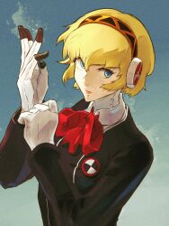 Rule 34 | 1girl, aegis (persona), android, blonde hair, blue background, blue eyes, bow, commentary request, eyelashes, gloves, gradient background, headphones, highres, parted lips, persona, persona 3, persona 3 reload, pink lips, red bow, short hair, solo, upper body, white gloves, yuenibushi