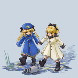 2girls aged_down animal animal_ears animal_on_head artoria_caster_(fate) artoria_pendragon_(fate) beret bird black_boots blonde_hair blue_coat blue_hat boots bow child coat commentary duck english_commentary fate/grand_order fate_(series) frog hair_bow hat highres holding_hands multiple_girls on_head open_mouth ponytail raccoon_ears rubber_boots saber_lily signature smile twintails wishem yellow_coat