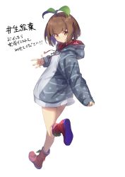 Rule 34 | 1girl, absurdres, bare legs, boots, brown hair, closed mouth, eva mashiro, eva mashiro (vtuber), full body, grey hoodie, hand up, highres, hood, hoodie, indie virtual youtuber, long sleeves, looking at viewer, looking back, red footwear, short hair, simple background, smile, solo, split mouth, sprout on head, translation request, virtual youtuber, white background