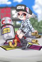 Rule 34 | 1girl, amakusa setoka, artist name, baseball cap, black footwear, black hat, black shorts, blue sky, blunt bangs, blurry, blurry background, boots, clothes writing, cloud, cloudy sky, commentary, day, depth of field, dolphin shorts, emblem, fang, grey shirt, grey tongue, gym shorts, hat, highres, hydra splatling (splatoon), inkling, inkling (language), inkling girl, inkling player character, long sleeves, looking at viewer, nintendo, open mouth, outdoors, pointy ears, print shirt, red eyes, shirt, short hair, short ponytail, shorts, signature, sitting, skin fang, sky, smile, solo, splatoon (series), splatoon 2, tentacle hair