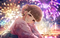 Rule 34 | 1girl, aerial fireworks, blunt bangs, blurry, blush, bokeh, brown hair, depth of field, fireworks, floral print, flower, grin, hair flower, hair ornament, head tilt, idolmaster, idolmaster cinderella girls, idolmaster cinderella girls starlight stage, japanese clothes, kamiya nao, kimono, lens flare, looking at viewer, looking to the side, morning glory print, official art, outdoors, pink kimono, red eyes, smile, solo, thick eyebrows, upper body, yukata