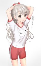 Rule 34 | 1girl, absurdres, alternate hairstyle, arms behind head, arms up, bow, braid, braided bangs, brown eyes, commentary request, gradient background, grey background, grey hair, gym shirt, gym shorts, gym uniform, hair bow, highres, hisakawa nagi, idolmaster, idolmaster cinderella girls, idolmaster cinderella girls starlight stage, long hair, looking at viewer, mitsumine raimu, parted lips, ponytail, red bow, red shorts, shirt, short shorts, short sleeves, shorts, solo, standing, translation request, very long hair, white background, white shirt