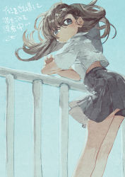Rule 34 | 1girl, against railing, black skirt, blue background, blue eyes, brown hair, closed mouth, crossed arms, feet out of frame, floating hair, highres, against railing, long hair, looking at viewer, original, outdoors, pleated skirt, potg (piotegu), railing, sailor collar, school uniform, serafuku, shirt, short sleeves, skirt, solo, translation request, white sailor collar, white shirt