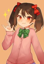 Rule 34 | 1girl, :3, \n/, absurdres, arm at side, blush, bow, bowtie, buttons, cardigan, child, closed mouth, collared shirt, female focus, flat chest, green bow, green bowtie, hair between eyes, hair bow, hand up, happy, highres, long sleeves, looking at viewer, love live!, love live! school idol project, medium hair, narvi, orange background, outline, pink cardigan, red bow, red eyes, school uniform, shirt, sidelocks, simple background, smile, solo, sparkle, standing, striped bow, striped bowtie, striped clothes, twintails, upper body, v-shaped eyebrows, white outline, white shirt, yazawa nico